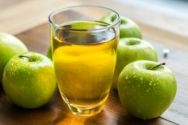 fresh organic green apple juice - Безалкогольный глинтвейн с фруктово-ягодным соком