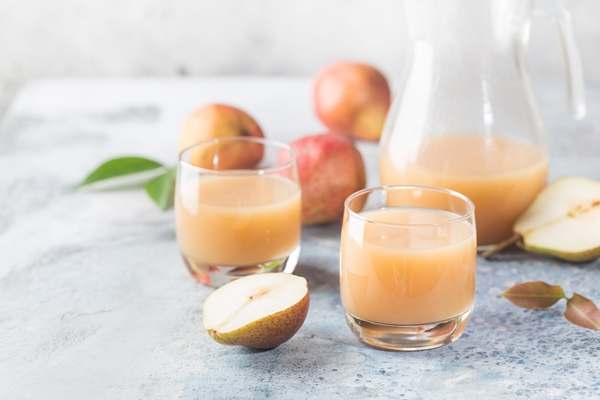 fresh pear juice in a glasses with fresh fruits on light background - Безалкогольный глинтвейн из груш