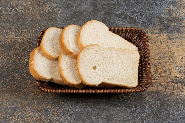 fresh sliced bread in wooden basket - Бульон с гренками