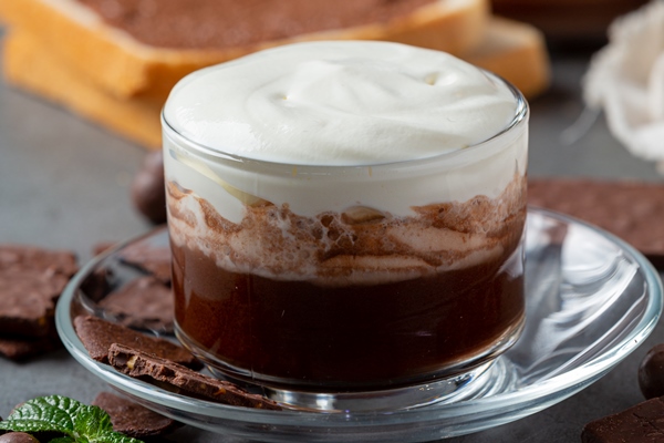 glass of chocolate milk on the dark surface - Горячий шоколад-пудинг