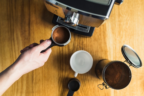 hand putting portafilter into espresso machine - Макиато