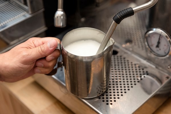 heating the milk in a coffee machine - Капучино