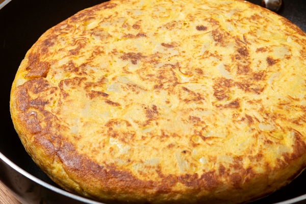high angle of delicious spanish tortilla dish 1 - Заливной пирог с луком и яйцом