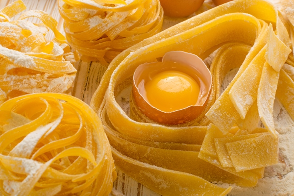 homemade uncooked pasta with raw egg - Макароны с яйцом