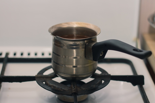 hot coffee prepared in turk on a gas retro stove - Кофе с кардамоном и сахаром