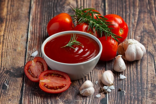 ketchup or tomato sauce with fresh tomato 2 - Горячие бутерброды