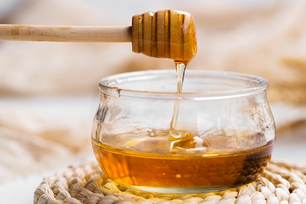 natural honey pouring in bowl - Чай латте