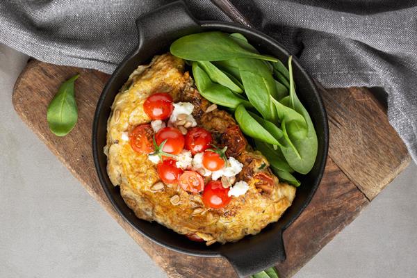 omelette with cheese and tomatoes on cutting board - Омлет "с разностями"