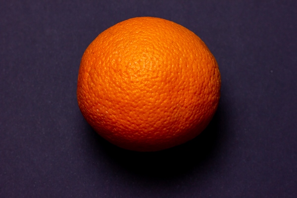 orange orange on a black background orange closeup orange lemon zest - Безалкогольный апельсиновый глинтвейн с имбирём