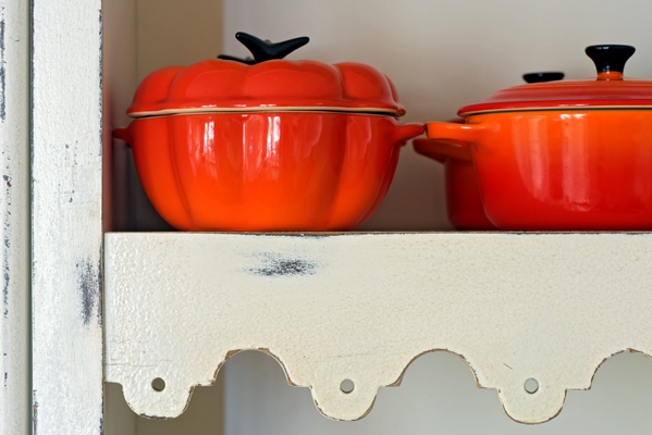 pans of refractory porcelaine on white cabinet shelf - Правила приготовления заправочных супов
