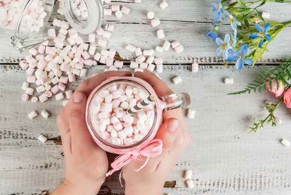pink hot chocolate with marshmallow 1 - Розовый горячий шоколад