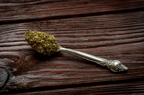 portion of seasoning in a spoon provencal herbs - Фриттата с макаронами, сыром и ветчиной