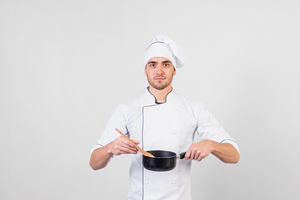 portrait of chef with pan - Правила приготовления заправочных супов