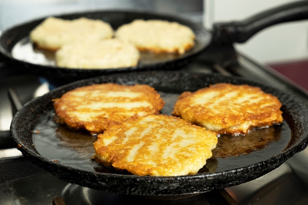 potato pancakes frying on a frying pan - Драники с яйцом