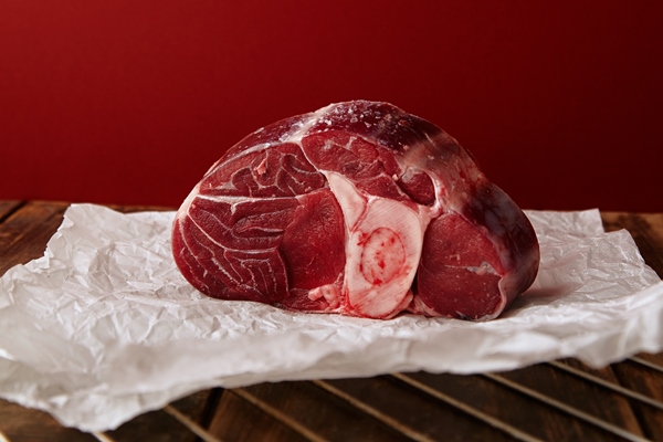 presentation of angus leg steak on wooden table red wall - Щи летние с картофелем