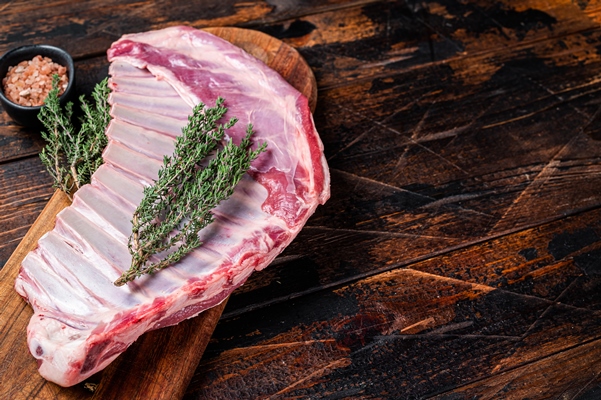 raw lamb mutton ribs with herbs on wooden board wooden background top view copy space - Харчо
