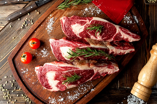 raw meat slices topped with herbs and salt - Шурпа с нутом