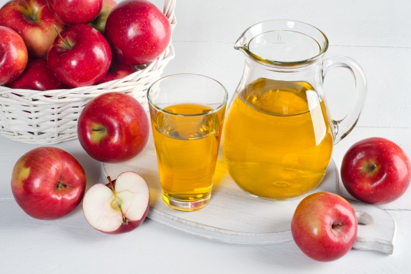 ripe red apples in a glass and carafe basket with red apples - Яблочный глинтвейн с изюмом и лимоном