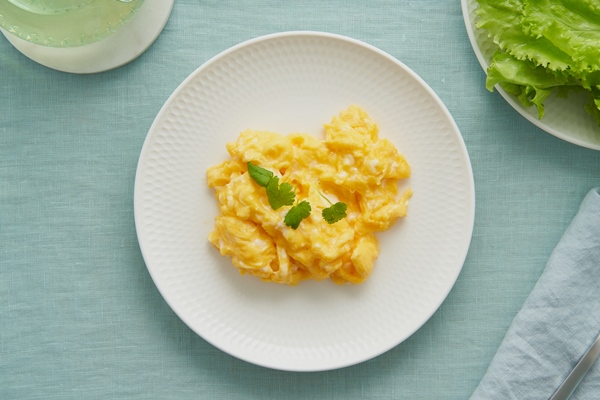 scrambled eggs omelette breakfast with panfried eggs - Яичница-болтунья