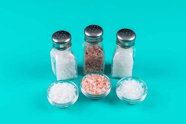 sea salt in salt shakers and small bowls with himalayan salt - Суп-пюре из тыквы c картофелем и молоком