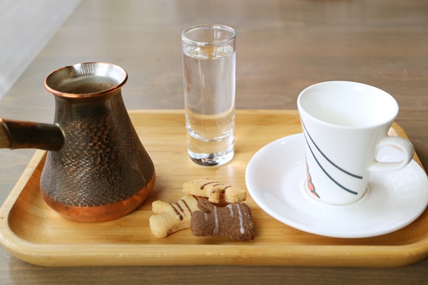 set of modern style turkish coffee served on wooden table - Кофе с сахаром и солью в турке
