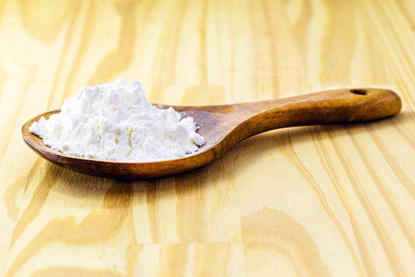 spoon with cornstarch flour made from corn used to make creams or as a thickener copy space 1 - Горячий шоколад-пудинг