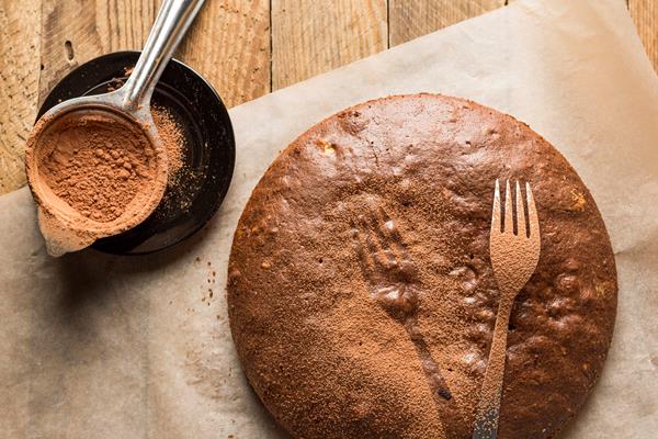 top view chocolate cake with cocoa powder - Быстрый торт в микроволновке