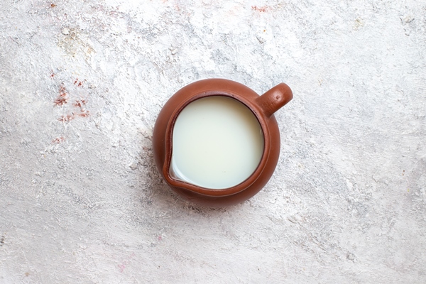 top view fresh milk inside brown jug on white surface milk dairy product cheese cream - Латте макиато