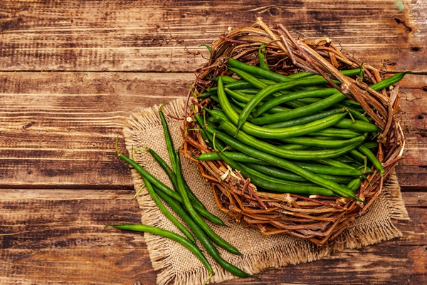 top view green beans in a wicker basket - Стручковая фасоль с яйцом