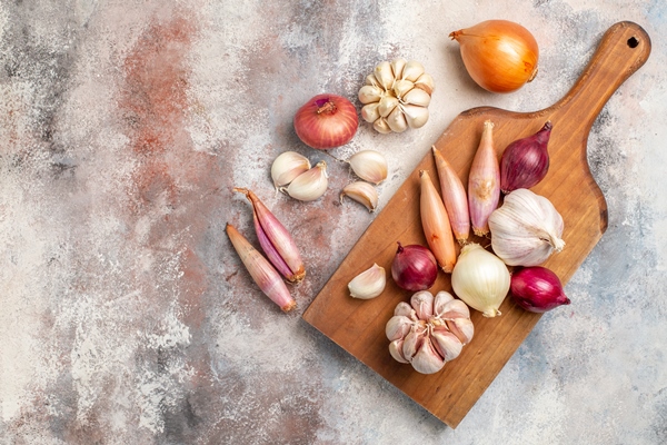 top view onions and garlics fresh ingredients - Драники с луком, сыром и чесноком