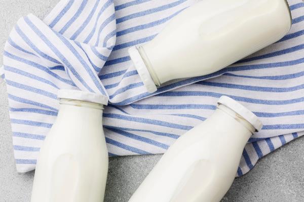 top view organic milk bottles and cloth - Суп-пюре из тыквы c картофелем и молоком