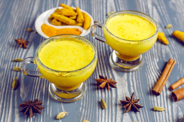 traditional indian drink turmeric golden milk - "Золотое" молоко