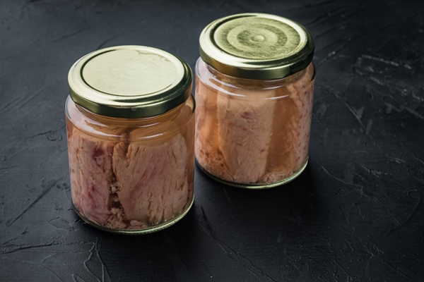 tuna fillet canned in glass on black - Правила приготовления заправочных супов