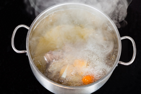 vapor over boiling of beef broth 1 - Суп картофельный с вермишелью и мясом