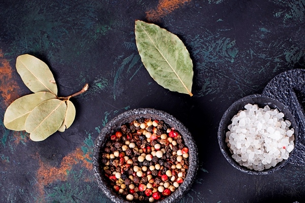 various type of dry herbs and spices - Щи мясные из квашеной капусты