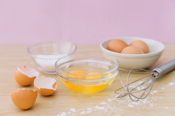 yolk egg bowl with shells in bowl on wooden desk - Быстрый торт в микроволновке