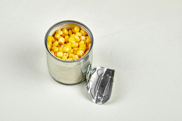 a can of boiled sweet corn - Суп-пюре из кукурузы с молоком