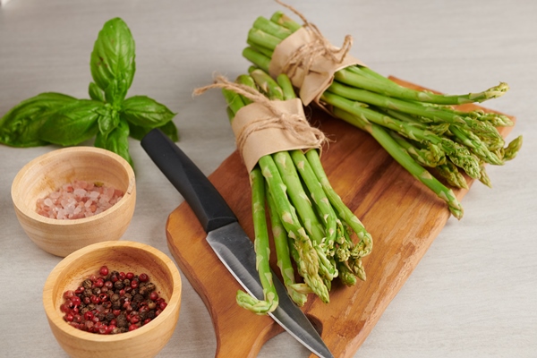 banches of fresh green asparagus on wooden surface - Суп-пюре из спаржи на молоке