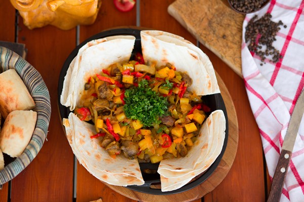 beef meat stew with potatoes and chopped vegetables served with lavash - Выбор гарниров и соусов к мясу