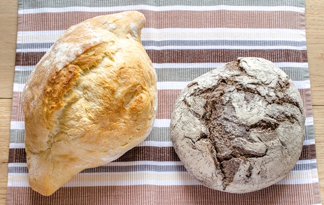 black and white rye and wheat bread - Бутерброды на поджаренном хлебе