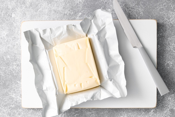 block of butter with butter knife in a open pack - Суп-пюре из субпродуктов