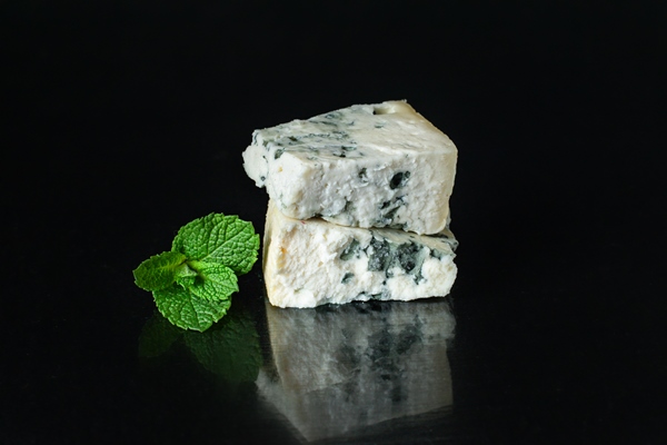 blue cheese dairy product made from goat sheep or cow milk roquefort - Правила подачи сыров