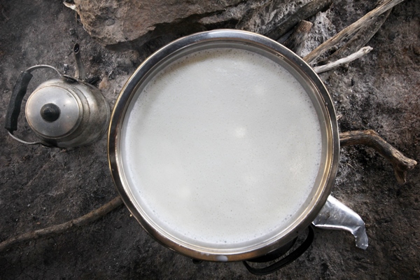 boiling goat milk on the stove - Рисовая молочная каша