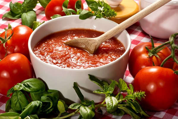 bowl of fresh healthy homemade tomato puree - Лазанья с грибами