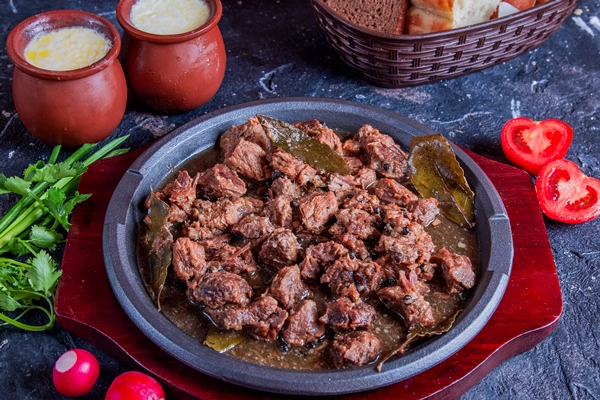 caucasian meat govurma with herbs and tomatoes - Солянка по-грузински