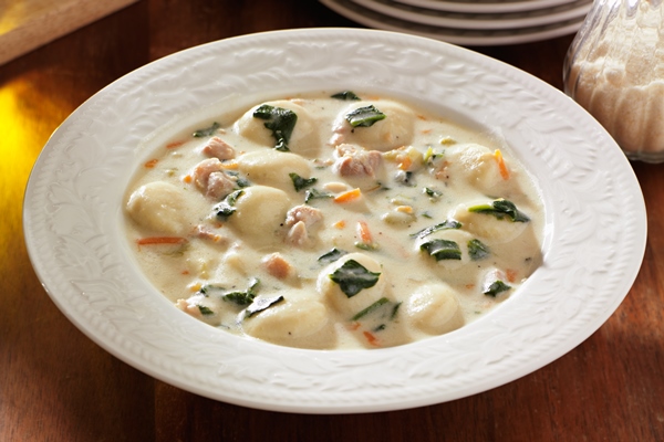 chicken and gnocchi soup meal - Суп молочный с картофельными клёцками
