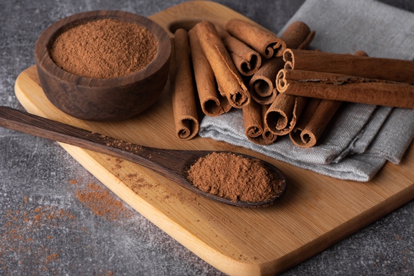 cinnamon sticks on a wooden background cinnamon spice in a spoon and bowl ceylon cinnamon - Соус "Южный"