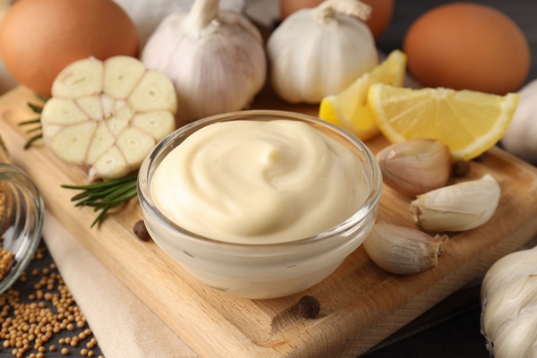 concept of cooking garlic sauce close up - Винегрет из фруктов и овощей