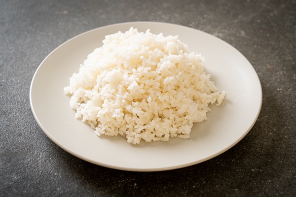 cooked thai jasmine white rice on plate - Молочный рисовый суп
