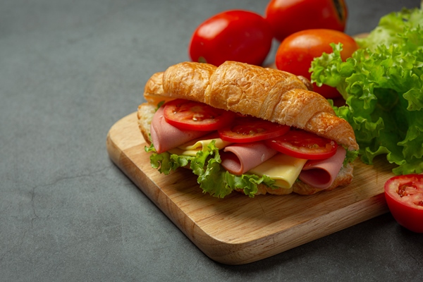 croissant sandwiches on dark wooden surface - Правила приготовления бутербродов